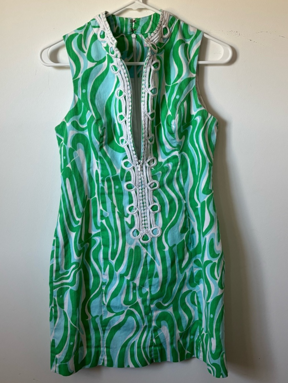 Sleeveless Green Wave-Print Shift Dress with Decorative Trim - Picture 9 of 14